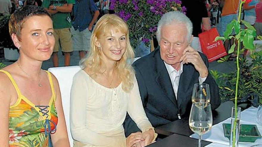 Björn Lyng, junto a su esposa Irina Svistunova (centro).