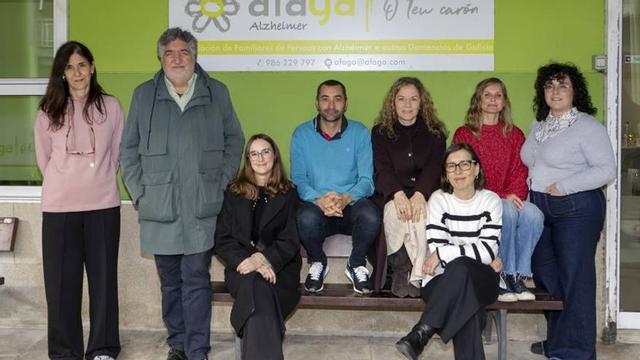 Equipo de AFAGA Alzheimer, con Juan Carlos Rodríguez, su presidente, en su sede de Galicia