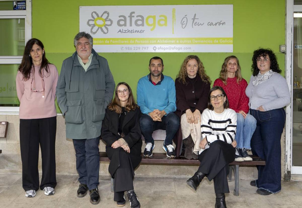 Equipo de AFAGA Alzheimer, con Juan Carlos Rodríguez, su presidente, en su sede de Galicia