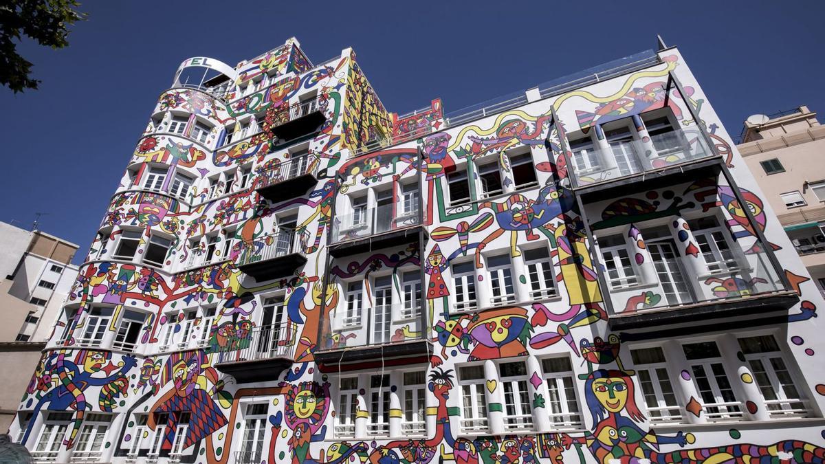 La fachada del hotel Artmadams pintada por el artista José Luis Mesas.