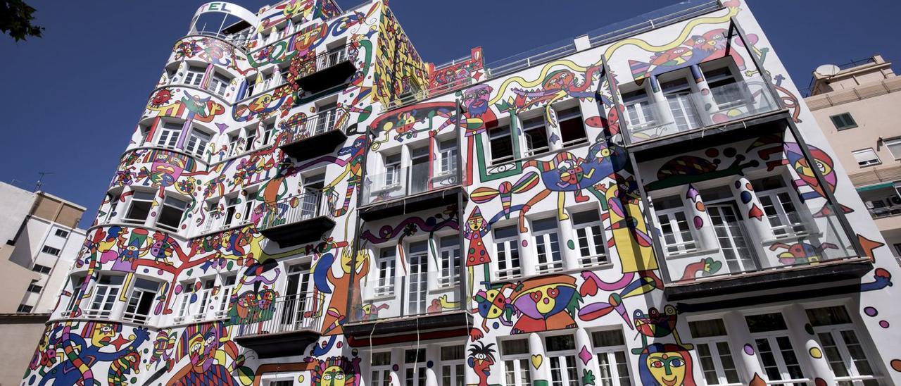 La fachada del hotel Artmadams pintada por el artista José Luis Mesas.