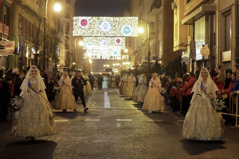 Marina Civera y su corte de honor en la Ofrenda de las Fallas 2019.