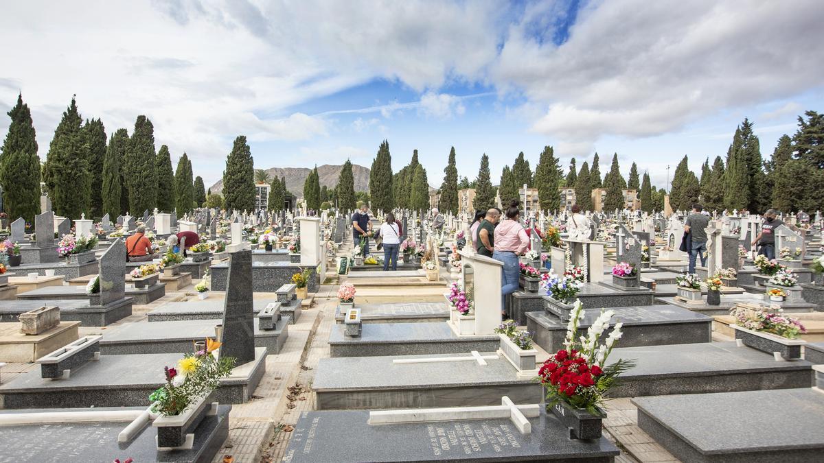 Día de Todos los Santos en el Cementerio de Alicante