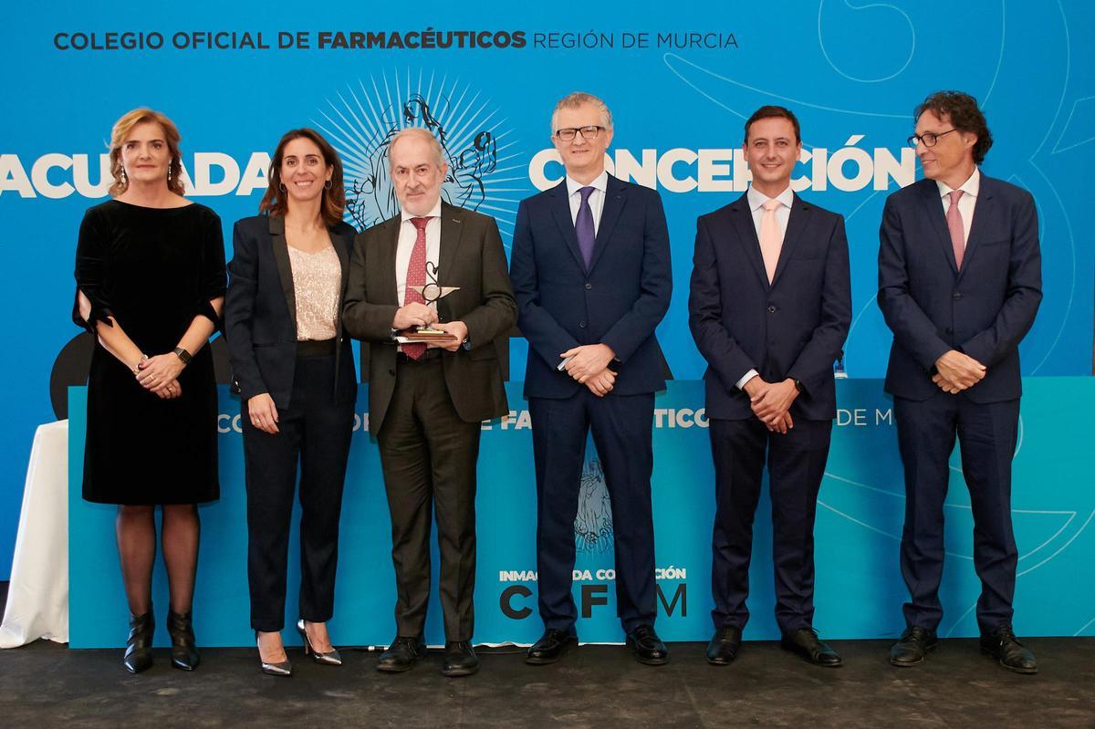 El presidente de la Academia de Medicina y Cirugía, Manuel Segovia, ha recibido la distinción a su carrera profesional y por la colaboración continua