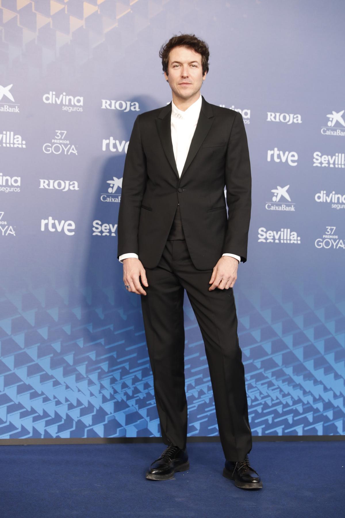 SEVILLA 11/02/2023.- El actor Jorge Suquet posa para los medios gráficos en la alfombra roja de la XXXVII Gala de los Premios de la Academia de Cine, los Goya, que se celebra este sábado en el Palacio de Congresos y Exposiciones FIBES de Sevilla. EFE/ Jorge Zapata