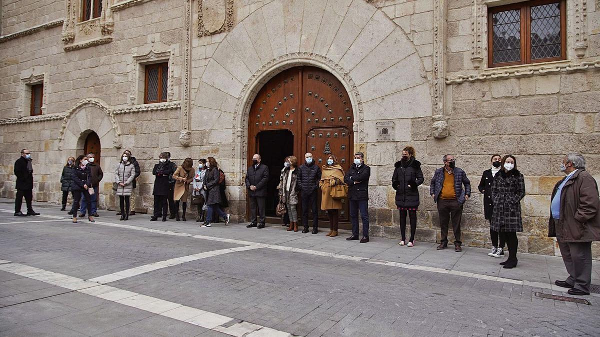 Jueces, fiscales, forenses y funcionarios de Justicia se concentran para pedir vigilancia presencial en los órganos de la provincia. | Jose Luis Fernández