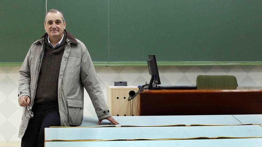 Antonio Roldán, en el aula.