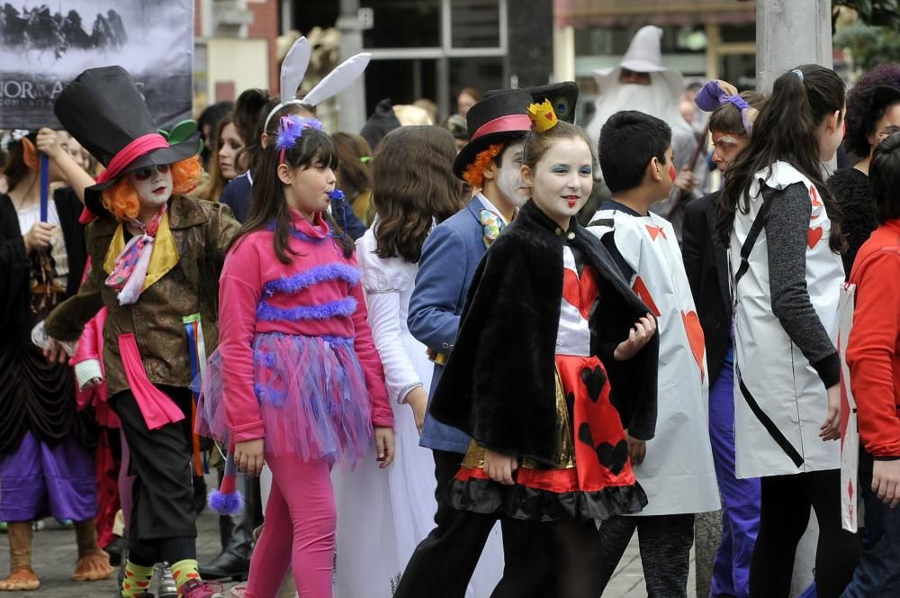 Los alumnos del colegio Liceo Mierense celebran el Carnaval.