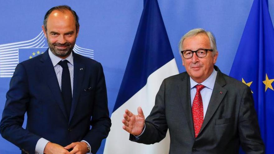 Juncker (dcha), recibe al primer ministro galo, Edouard Philippe.