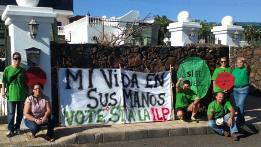 Miembros de la Plataforma Antidesahucios junto a la casa del diputado. | pha