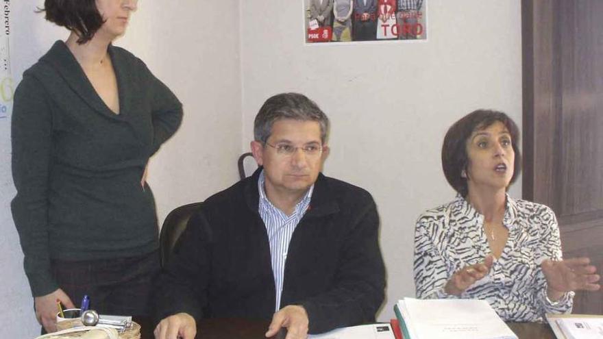 Lorenzo Rodríguez, en una rueda de prensa con las concejalas Ruth Martín (izquierda) y Ángeles Medina.