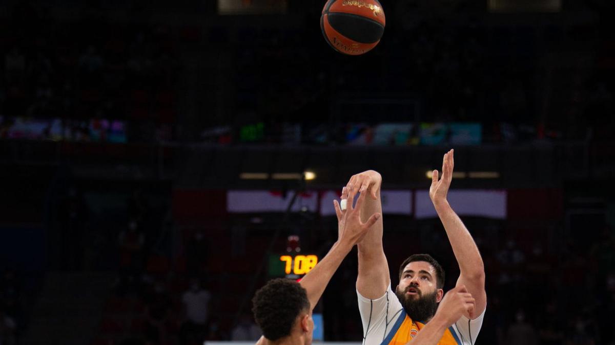 Dubljevic lanza a canasta en la victoria del equipo en el Buesa Arena del 17 de abril. | ACB PHOTO | A. BOUZO