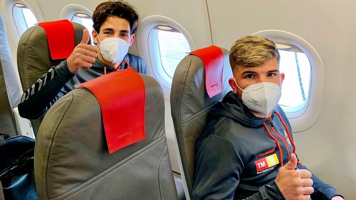 Pere Milla y Guti en un avión durante uno de los viajes de esta temporada