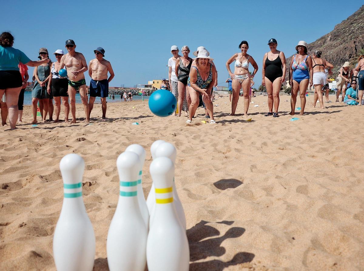 Olimpiadas Playeras en la playa de Las Teresitas por el Día de Los Abuelos y Abuelas Olimpiadas Playeras en la playa de Las Teresitas por el Día de Los Abuelos y Abuelas