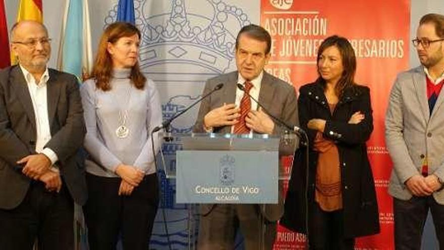 El alcalde y Abel Losada, con los responsables de AJE Vigo. // FdV