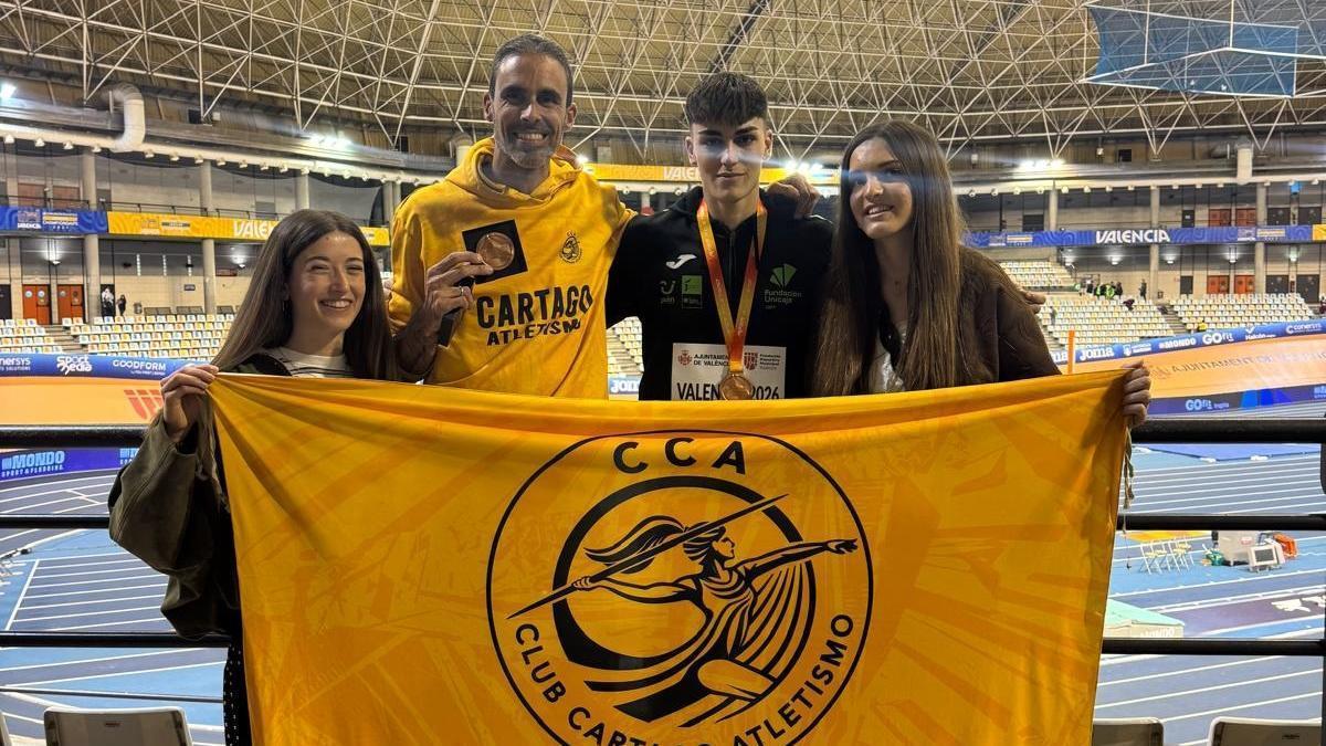 Jesús López, con su entrenador en el centro, tras ganar la medalla
