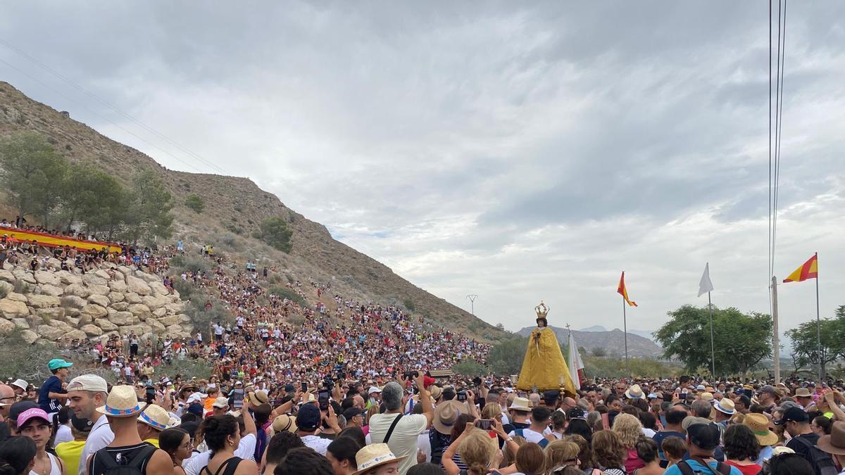 Miles de aspenses acompañan a la Virgen de las Nieves en la histórica romería de la Traída desde Hondón de las Nieves