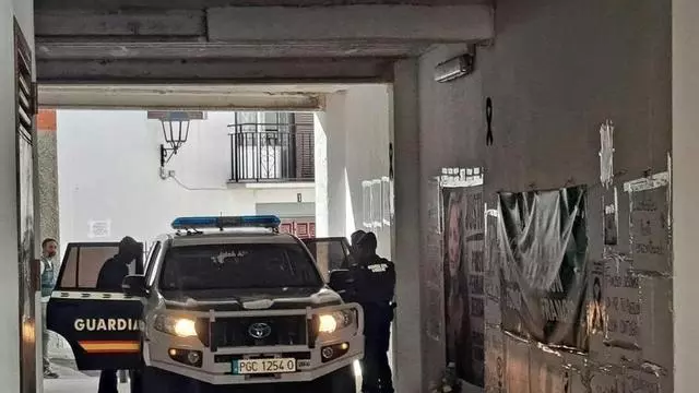 Vídeo | Manuel González, uno de los hermanos investigados por el crimen de Francisca Cadenas, abandona la calle Nueva en un vehículo de la Guardia Civil