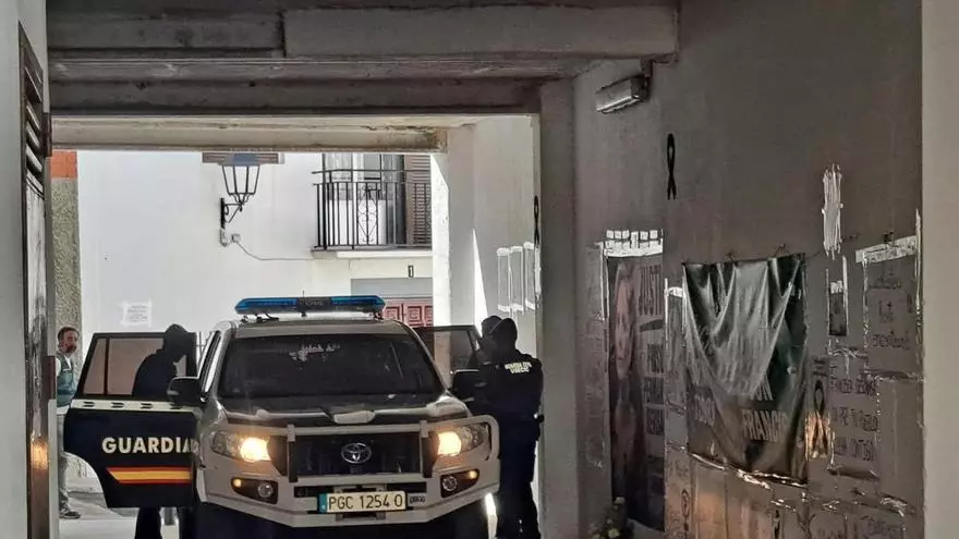 Vídeo | Manuel González, uno de los hermanos investigados por el crimen de Francisca Cadenas, abandona la calle Nueva en un vehículo de la Guardia Civil