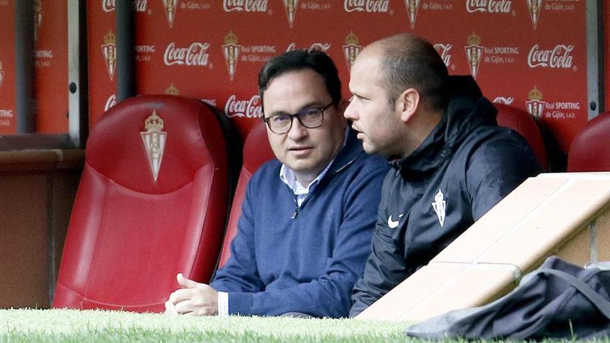 Javier Fernández y José Alberto charlan en uno de los banquillos de El Molinón.