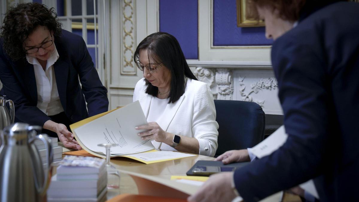 La presidenta de les Corts, Llanos Massó, revisa documentació en l’última mesa d’este dimarts
