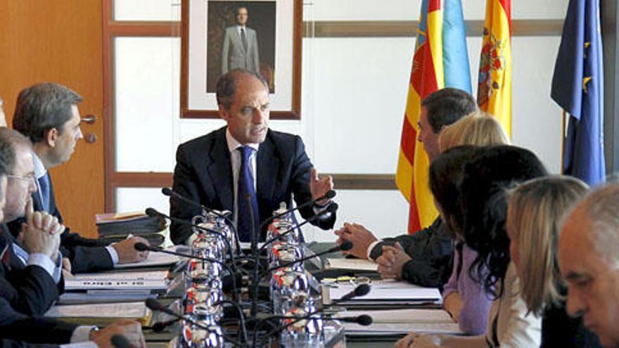 El president de la Generalitat, Francisco Camps (c), durante la reunión plenaria semanal del Consell que se ha celebrado hoy en Alicante.