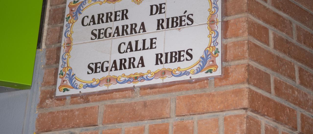Placa de la calle dedicada a Segarra Ribés, creador del Pregó.