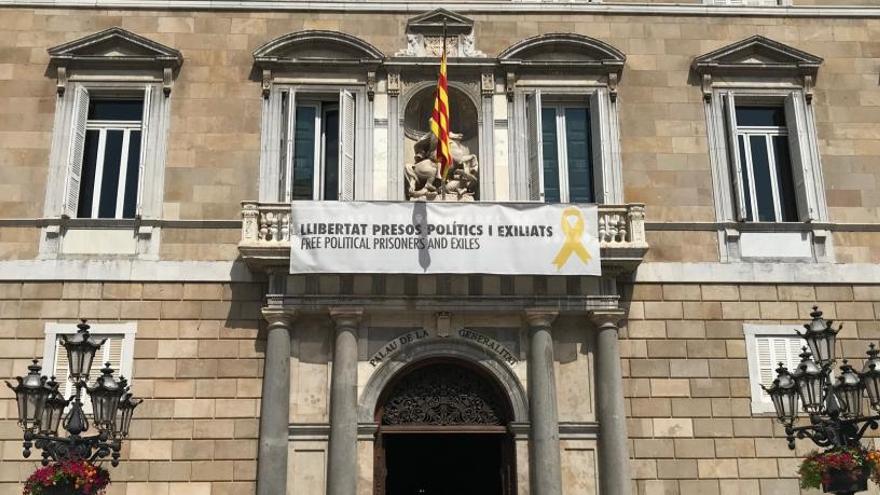 El TSJC ordena als Mossos retirar la pancarta del palau