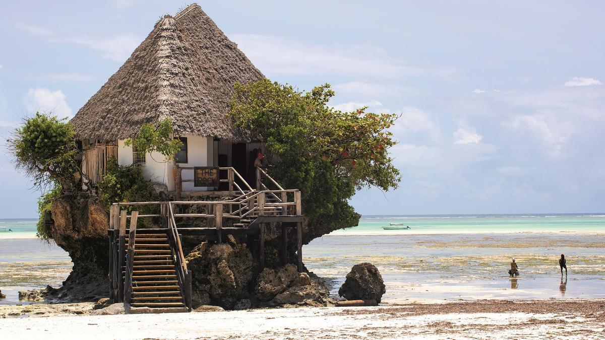 Restaurante The Rock, en la costa este de Zanzíbar.