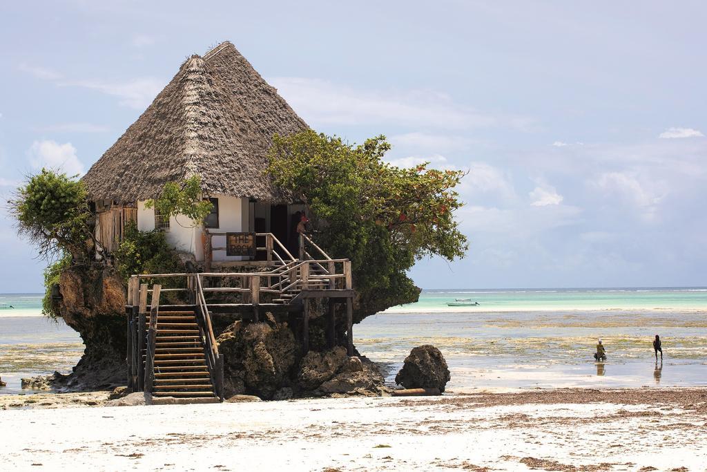 Restaurante The Rock, en la costa este de Zanzíbar.