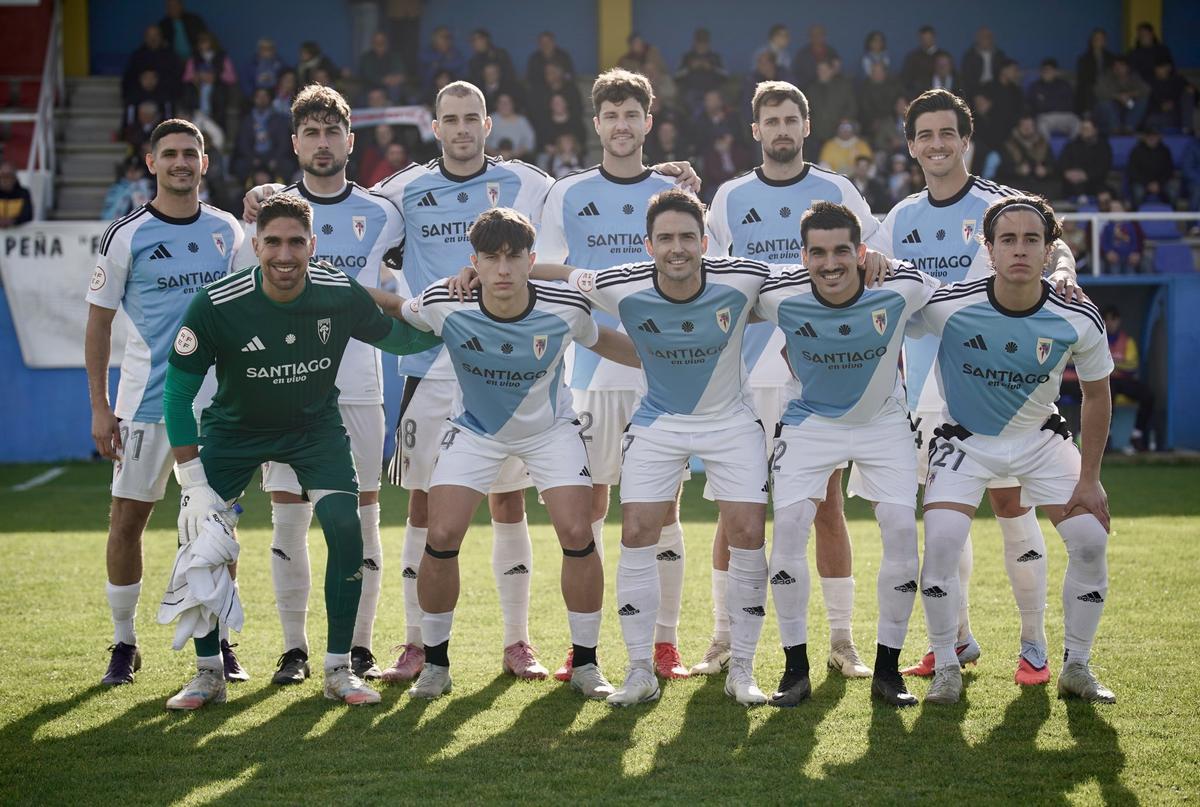 Once titular de la SD Compostela frente al Juventud Cambados.