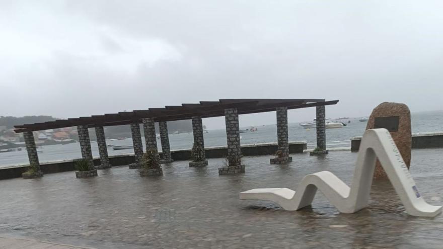 La marea cubrió de auga el paseo de O Cantiño el pasado sábado.