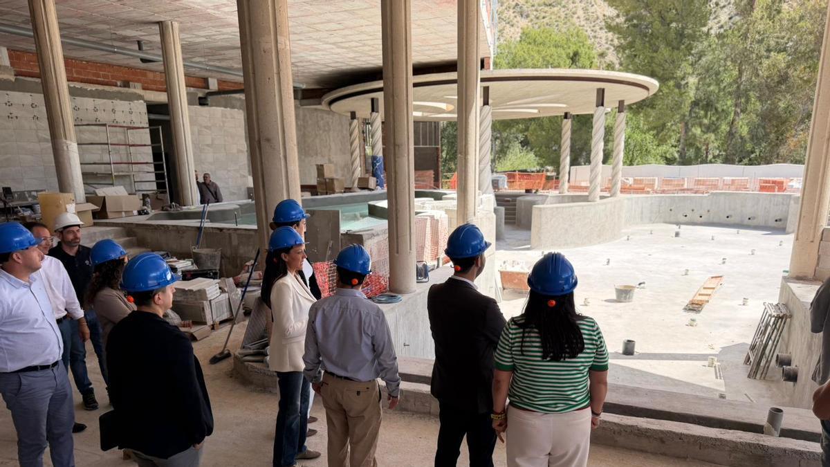 La consejera Carmen Conesa y la alcaldesa Patricia Fernández, durante su visita al Balneario de Archena.