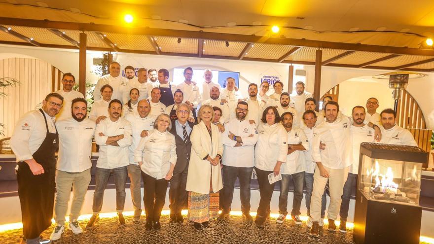 Foto de familia de los asistentes al evento en La Pérgola.