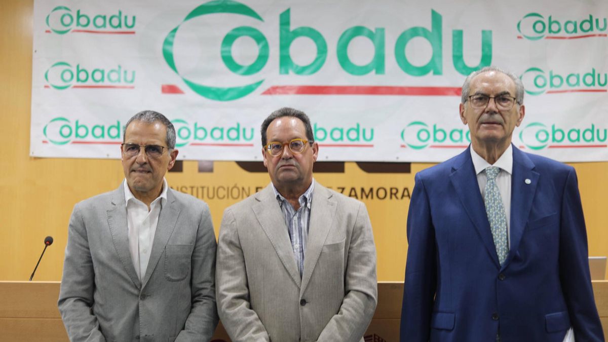 Los responsables de Cobadu posan en los momentos previos a la asamblea celebrada en Ifeza