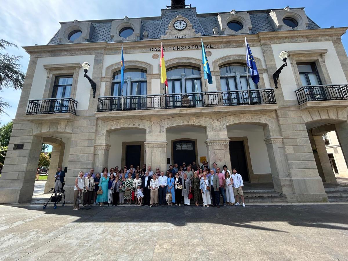 Foto de familia de los descendientes de "El Vixilu" ante el Ayuntamiento de Siero.