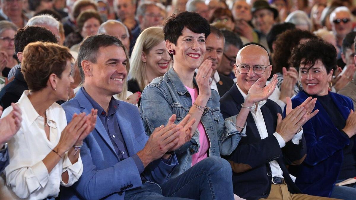 Mitin del PSN, con Elma Saiz, Maria Chivite y Pedro Sanchez.