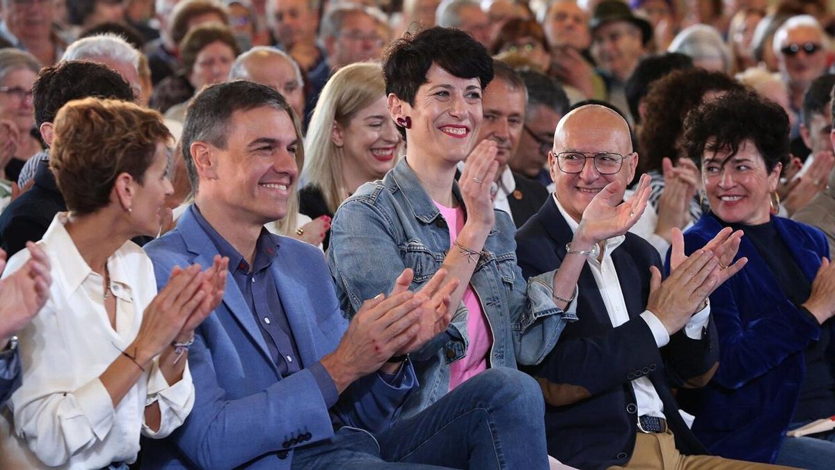 Mitin del PSN, con Elma Saiz, Maria Chivite y Pedro Sanchez. Mitin del PSN, con Elma Saiz, Maria Chivite y Pedro Sanchez.