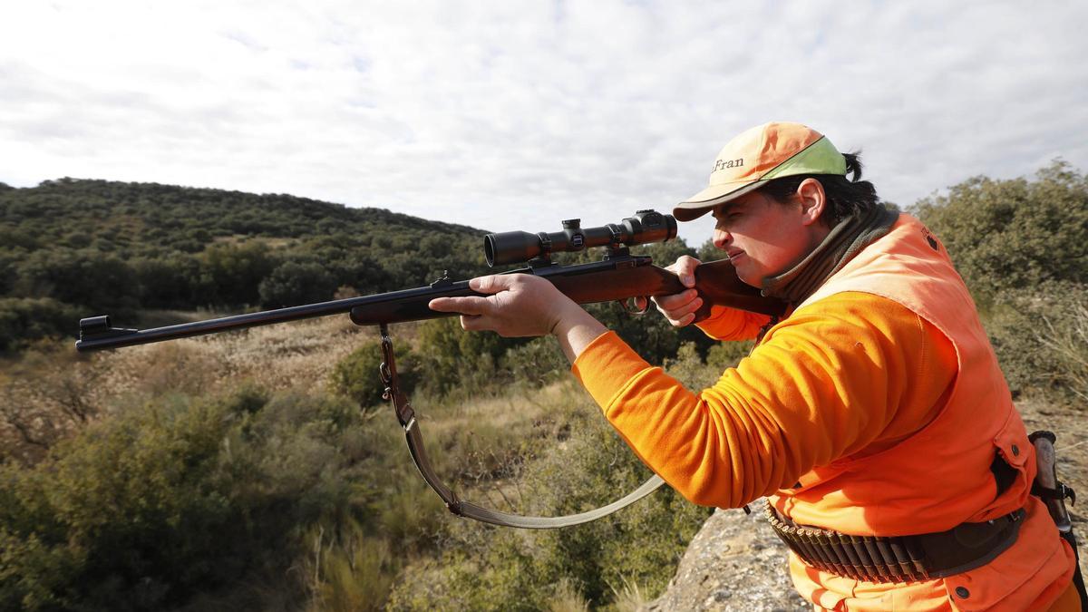 Un cazador en el término muicipal de Salillas, en busca de jabalís.