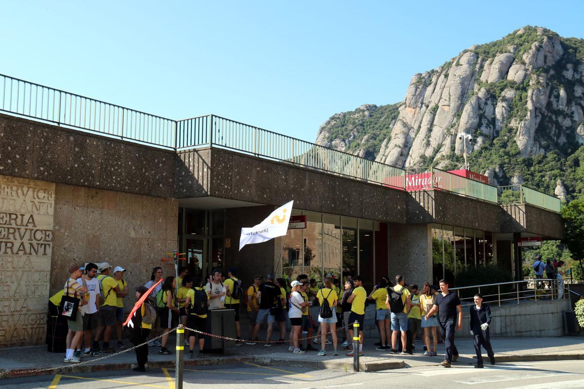 Docentes reunidos en la plaza de los Apóstoles de Montserrat.