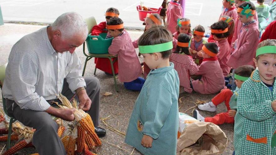 Los mayores enseñan tradiciones en los colegios de Castropol y Vegadeo