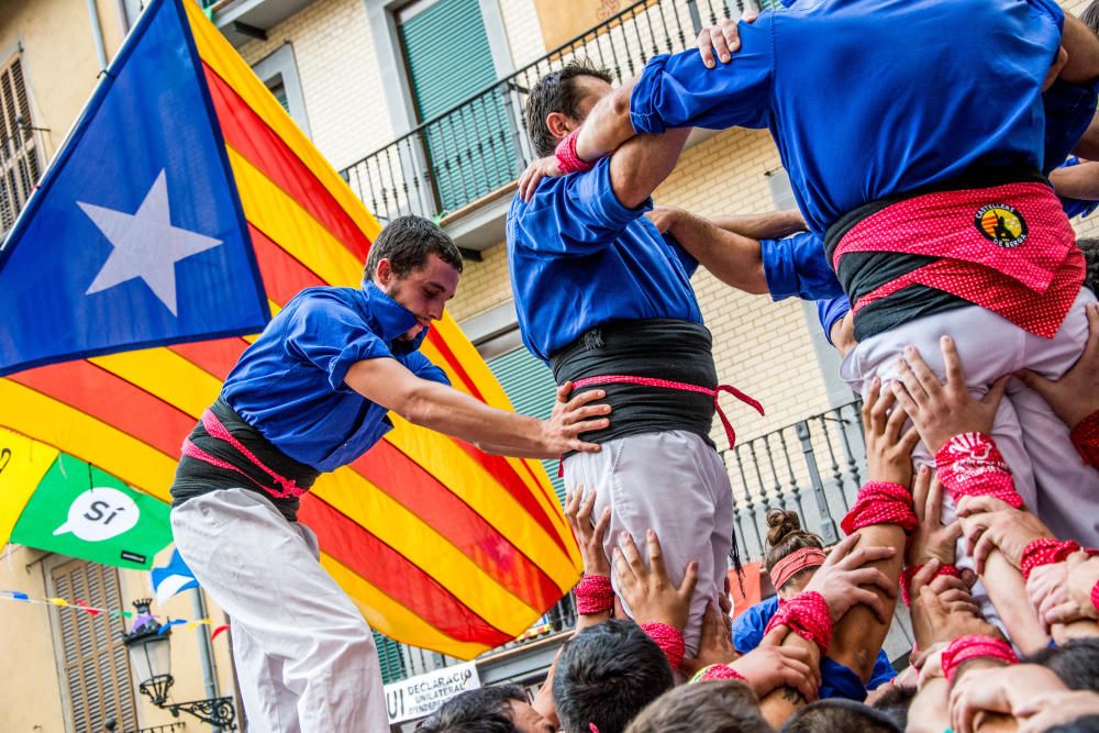 Els castellers de Berga descarreguen la primera construcció de vuit pisos