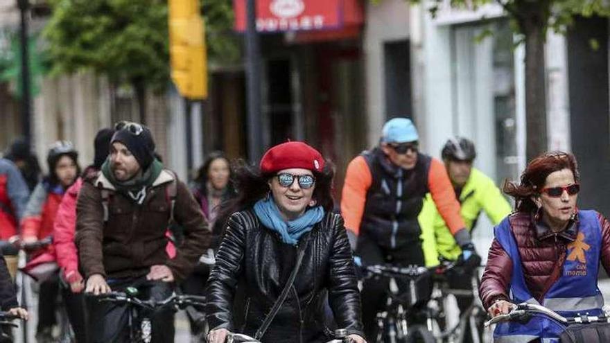 Participantes en la clausura de &quot;30 días en bici&quot;, ayer, en Gijón.