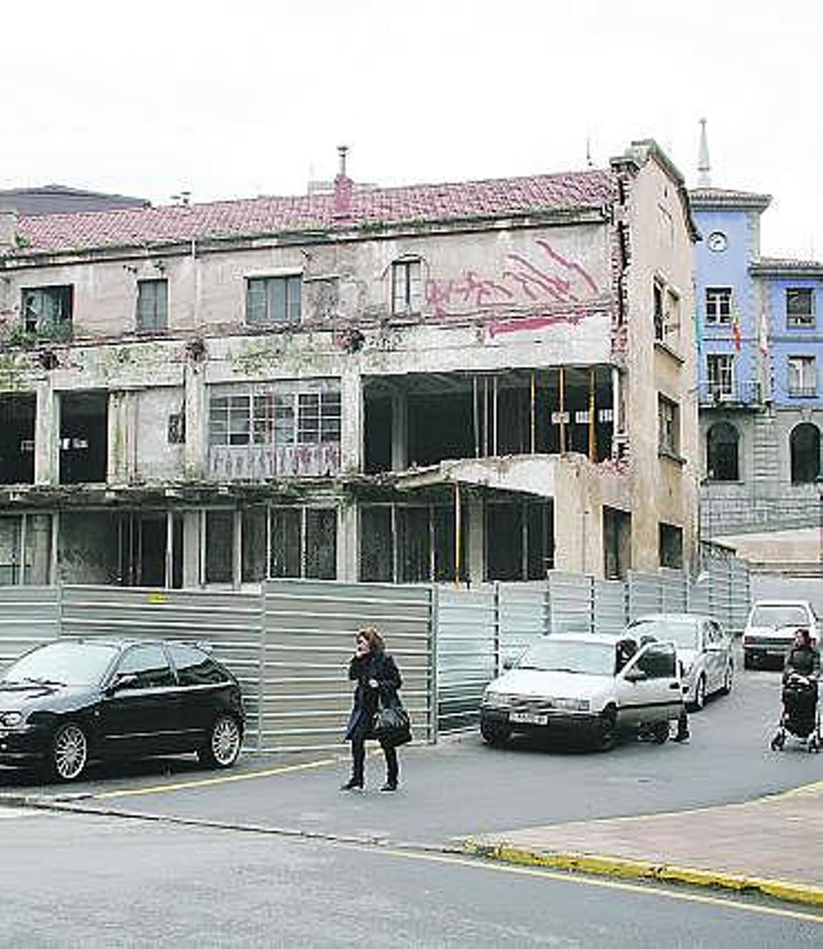 Explanada trasera de la fábrica de Ortiz, en Candás.