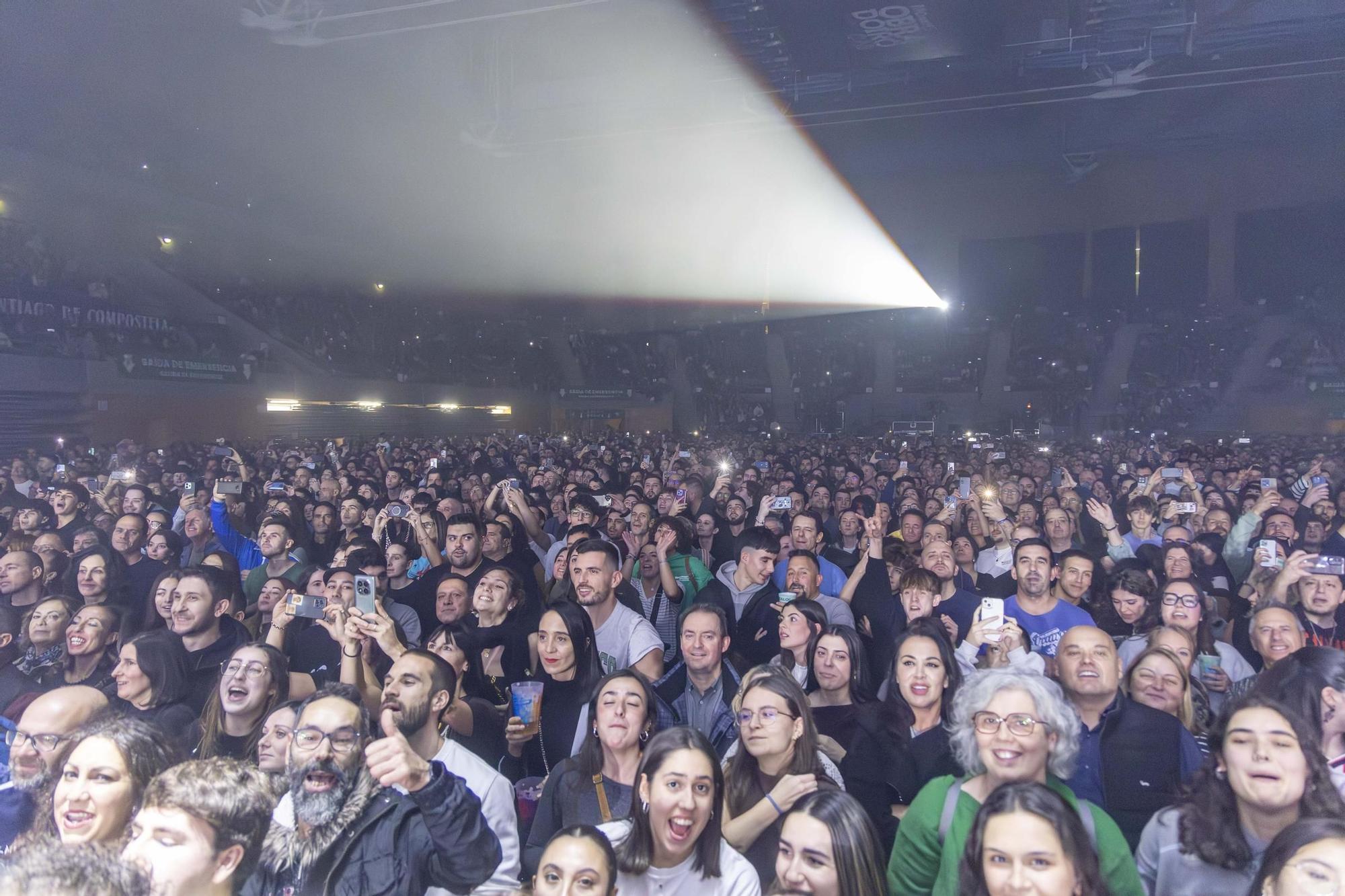 El Multiusos Fontes do Sar a los pies de Fito y sus fitipaldis