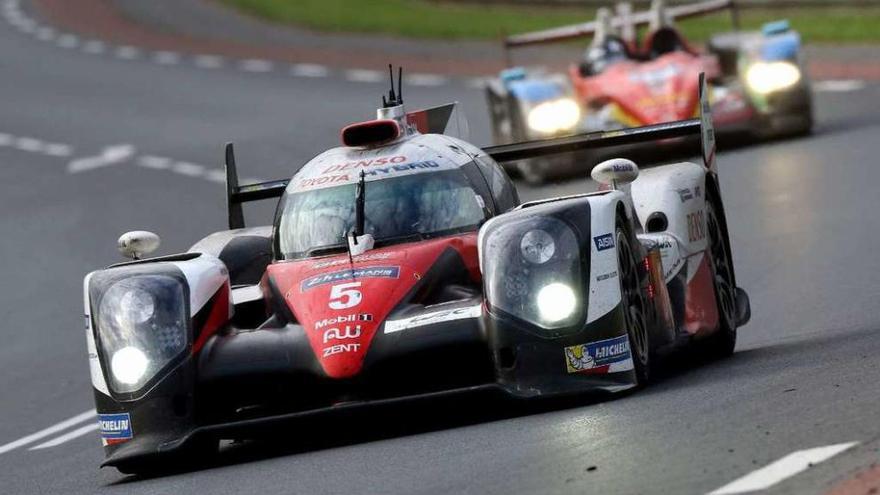 El coche número 5 de Toyota, durante la carrera. // Eddy Lemaistre