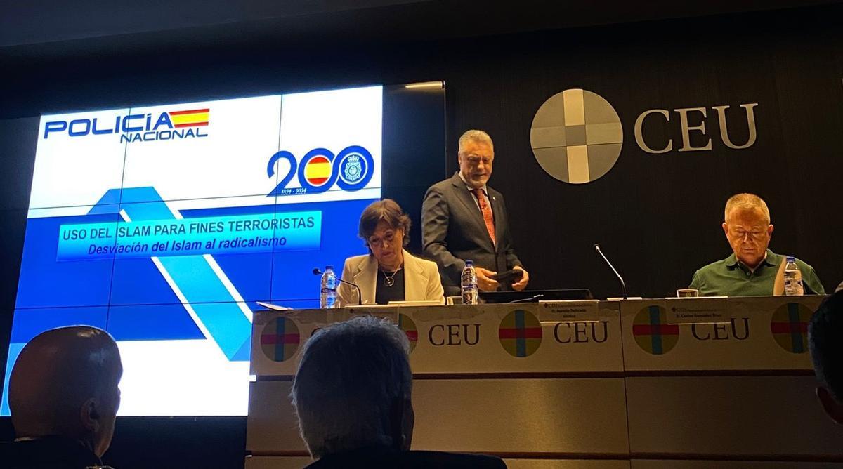 La segunda ponencia fue presentada por un inspector de la Policía Nacional, quien ofreció un análisis detallado sobre cómo ciertas facciones extremistas han utilizado el Islam para fines terroristas.