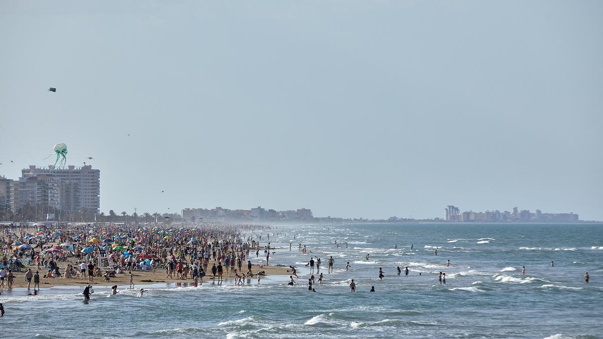 Una imagen de la playa de Gandia durante esta Semana Santa