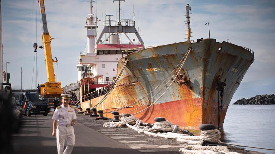 El barco de las 10 toneladas de cocaína en Tenerife tiene una vía de agua