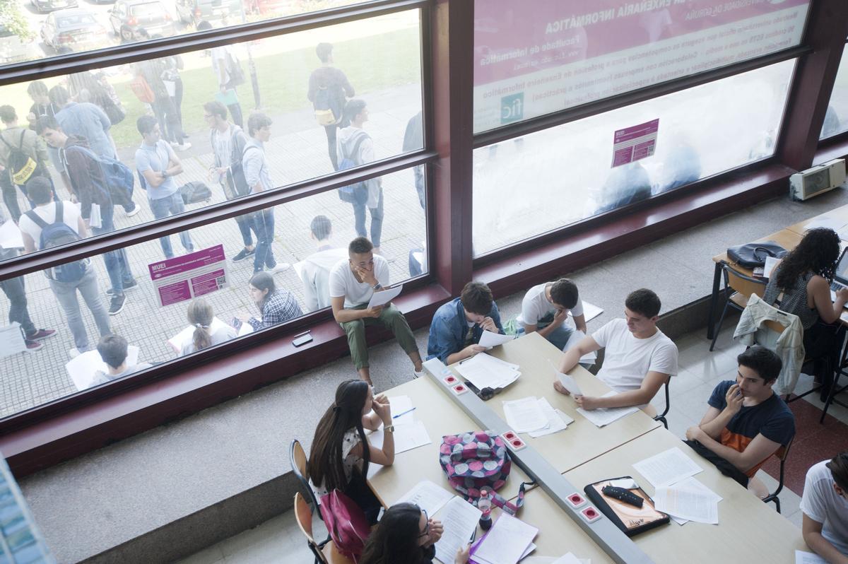 Alumnos en la Facultad de Informática de A Coruña.